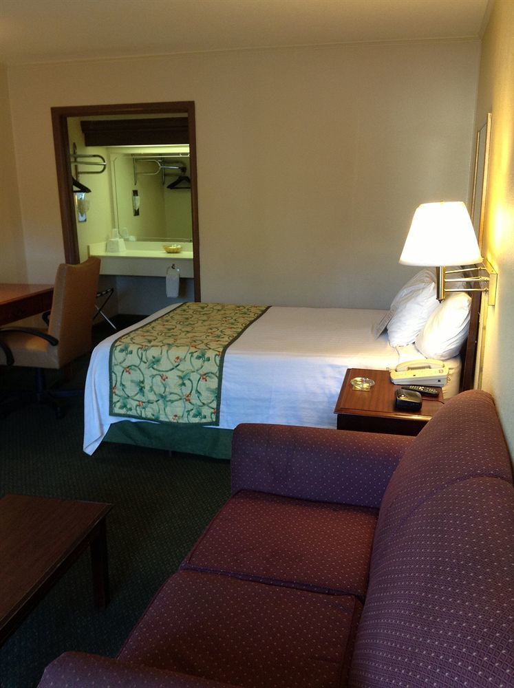 Astoria Hotel Danville North Bagian luar foto