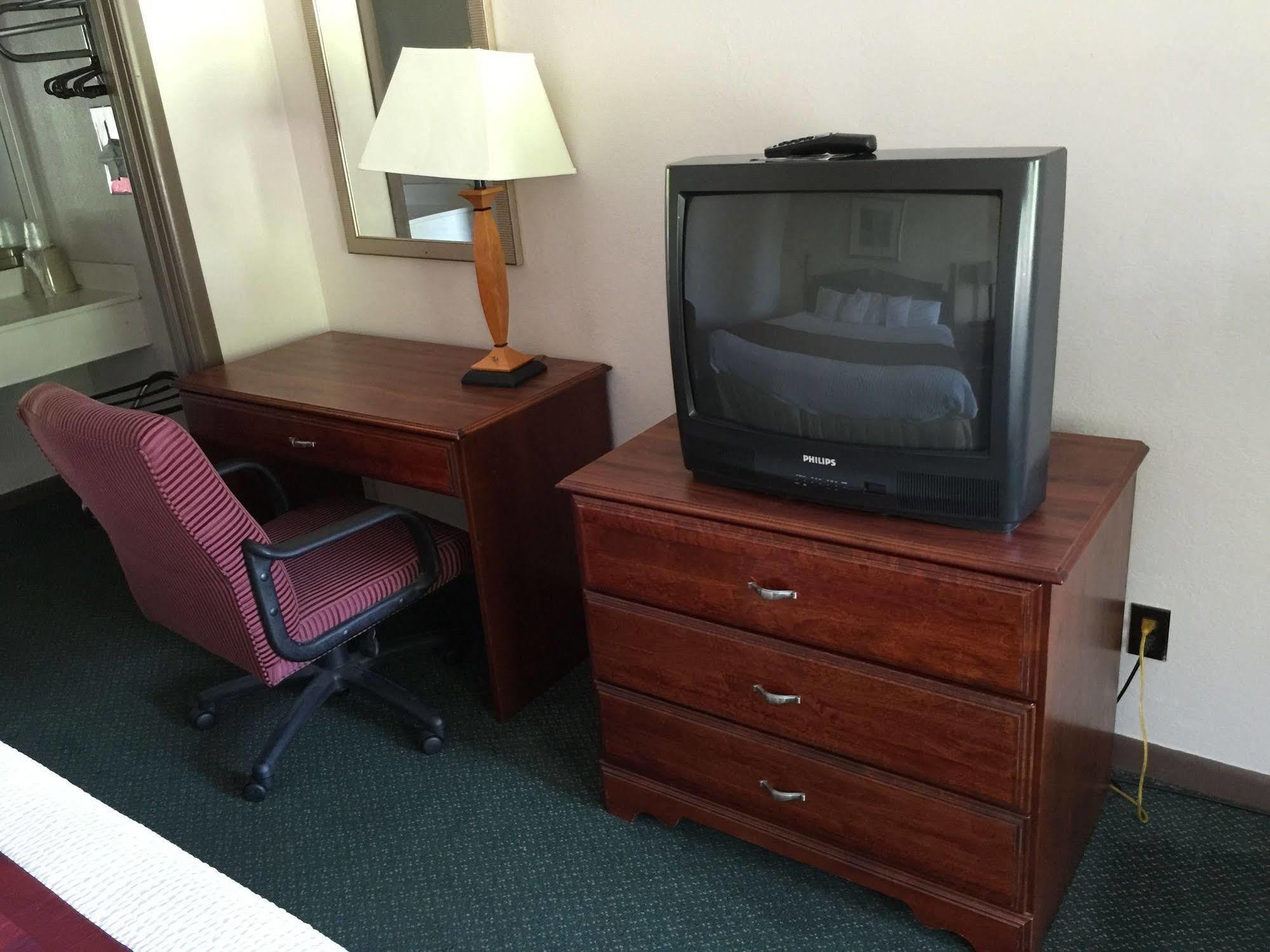 Astoria Hotel Danville North Bagian luar foto